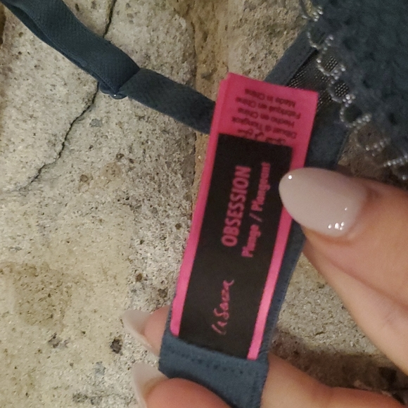 Two Women's La Senza, Obsession Plunge,  Push-up, Lace Bras. Size 34 C. - Picture 7 of 8